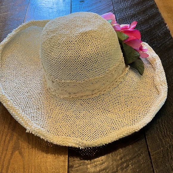 Pretty White Wide Brimmed Woven Hat with flowers 🌺 - Picture 5 of 6